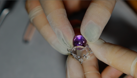 Jewelry Without Holes or Glue: Preserving the Natural Gemstone Spirit.